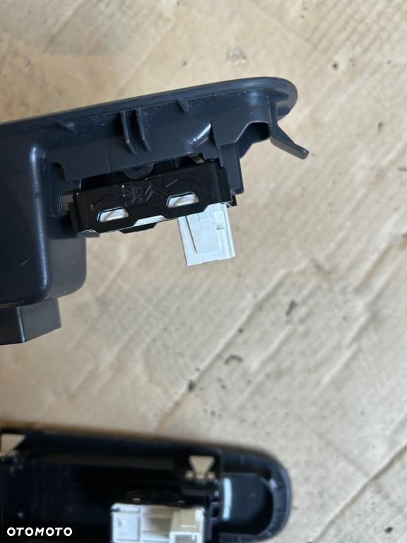 przełącznik szyby prawy lewy tył przód Peugeot 308 II T9 96762292zd - 3