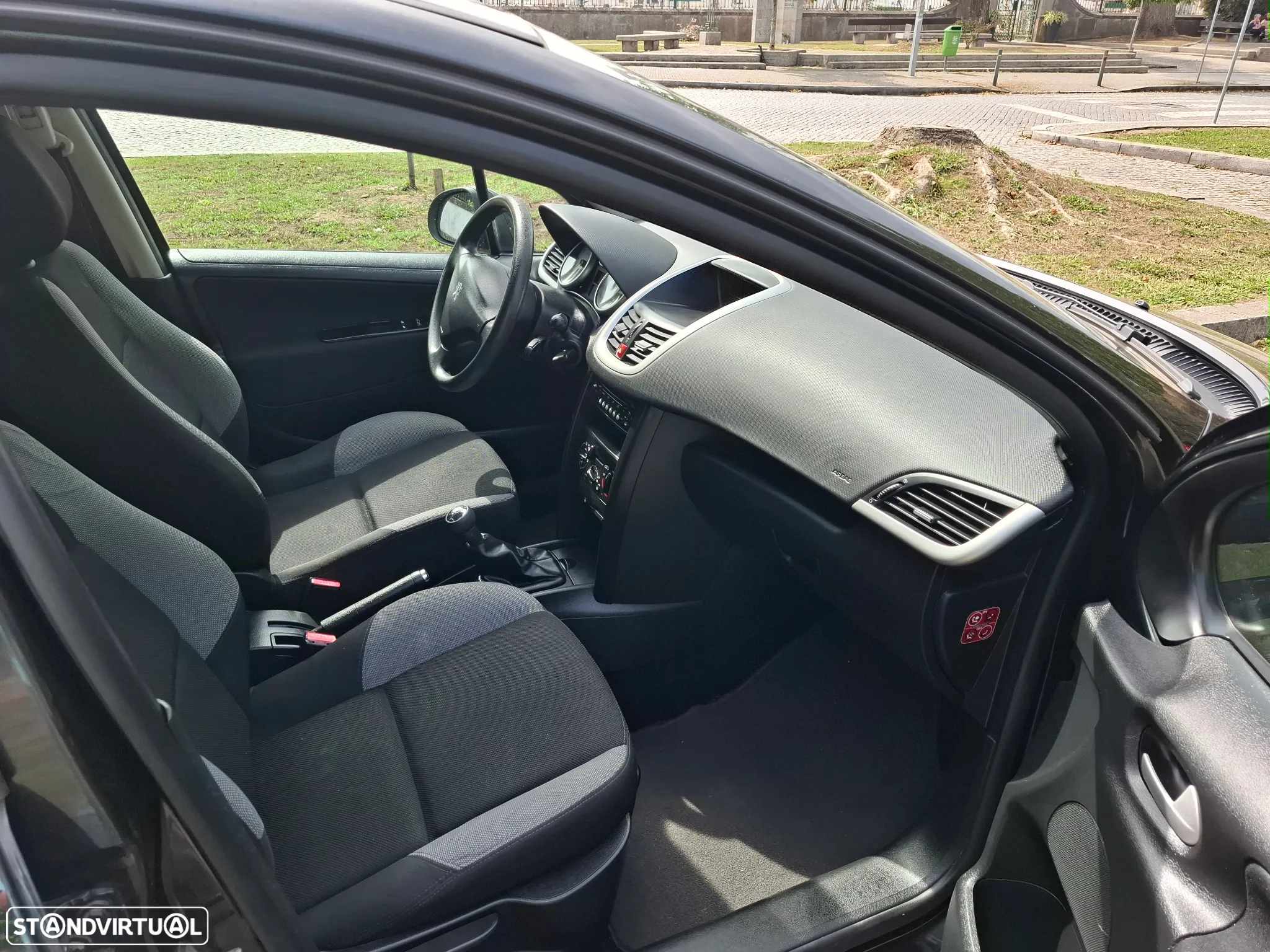 Peugeot 207 1.4 16V Trendy - 10