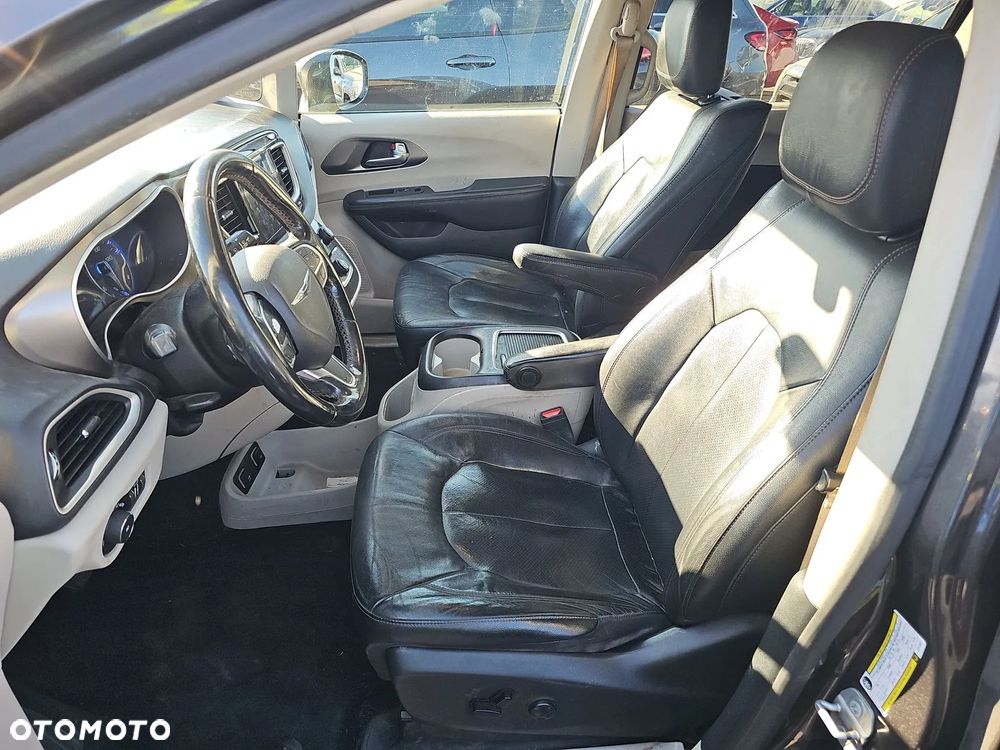 Chrysler Pacifica - 11