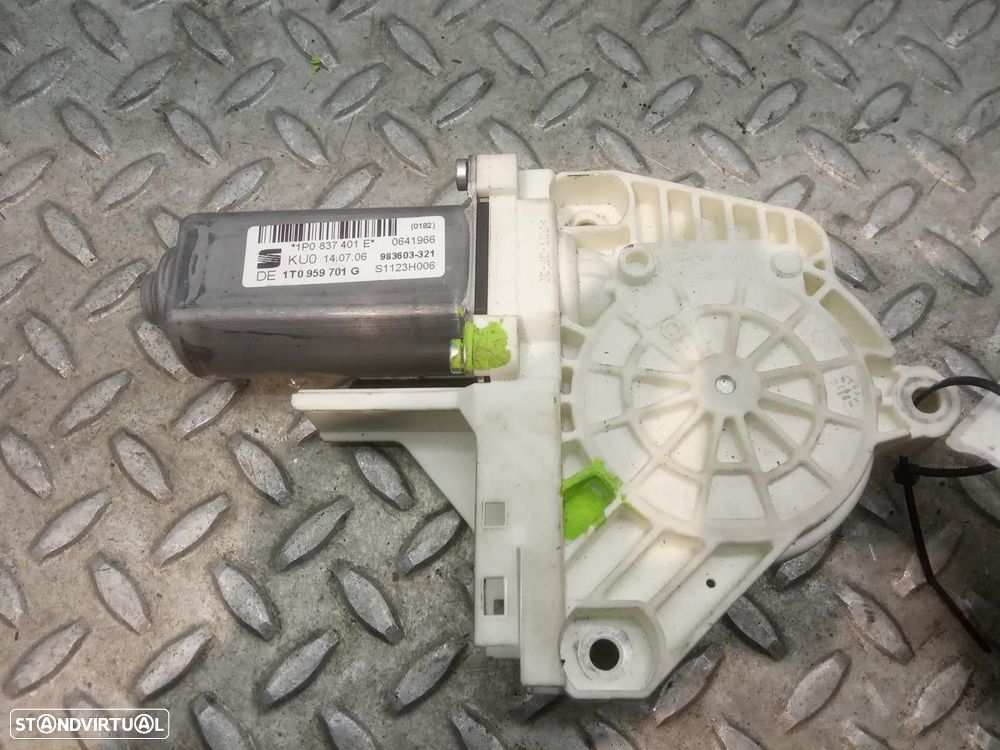 ELEVADOR DE VIDRO FRONTAL ESQUERDO SEAT LEON 2006 -1P0837401E - 2