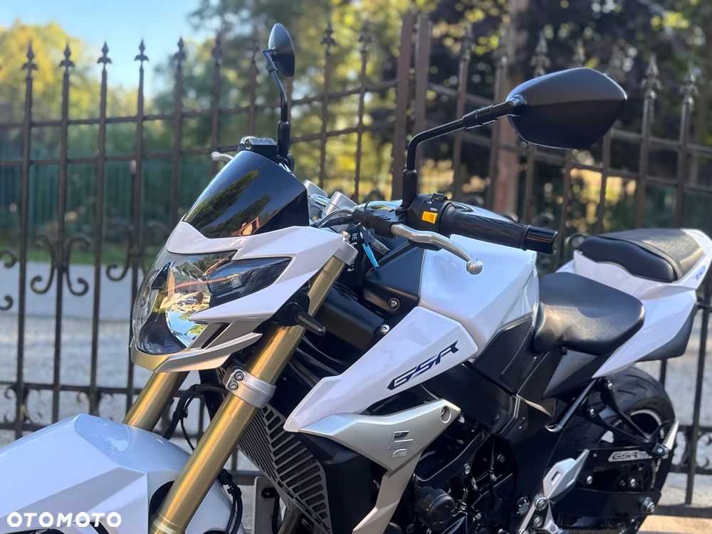 Suzuki GSR - 19