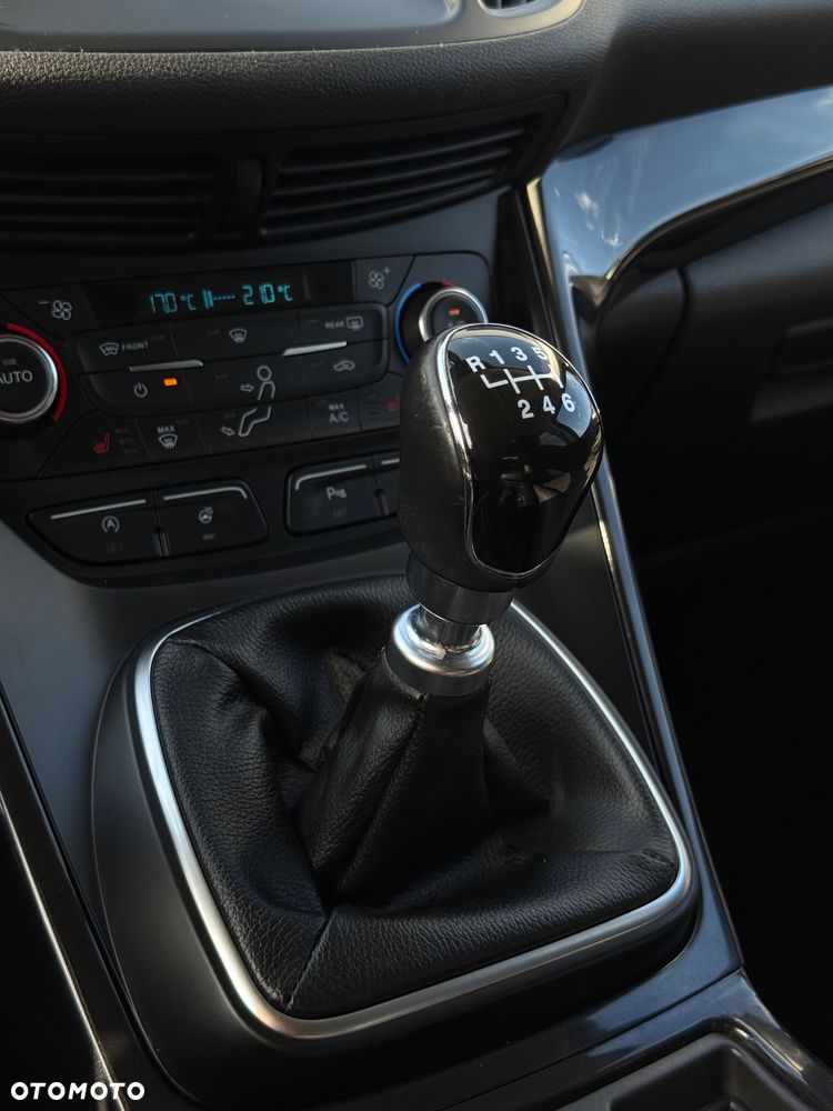 Ford Kuga 1.5 EcoBoost 2x4 Titanium - 24