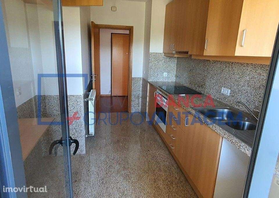 Apartamento T2 com elevador, arrumos e garagem em Oliveira do Douro - Grande imagem: 4/10