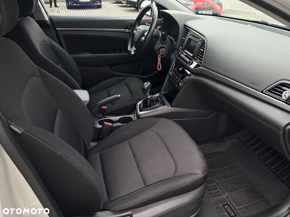 Hyundai Elantra 1.6 Comfort - 10