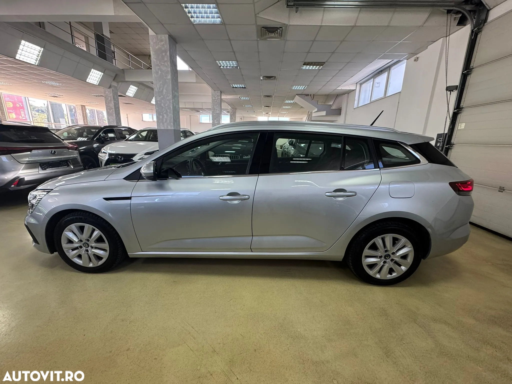 Renault Megane Grandtour E-TECH Plug-in 160 BUSINESS EDITION - 11