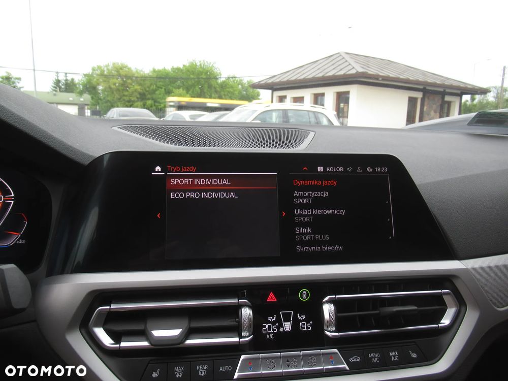 BMW Seria 3 330i xDrive - 26