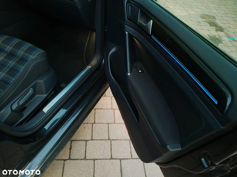 Volkswagen Golf - 34