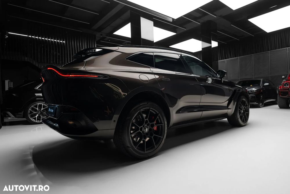 Aston Martin DBX - 9