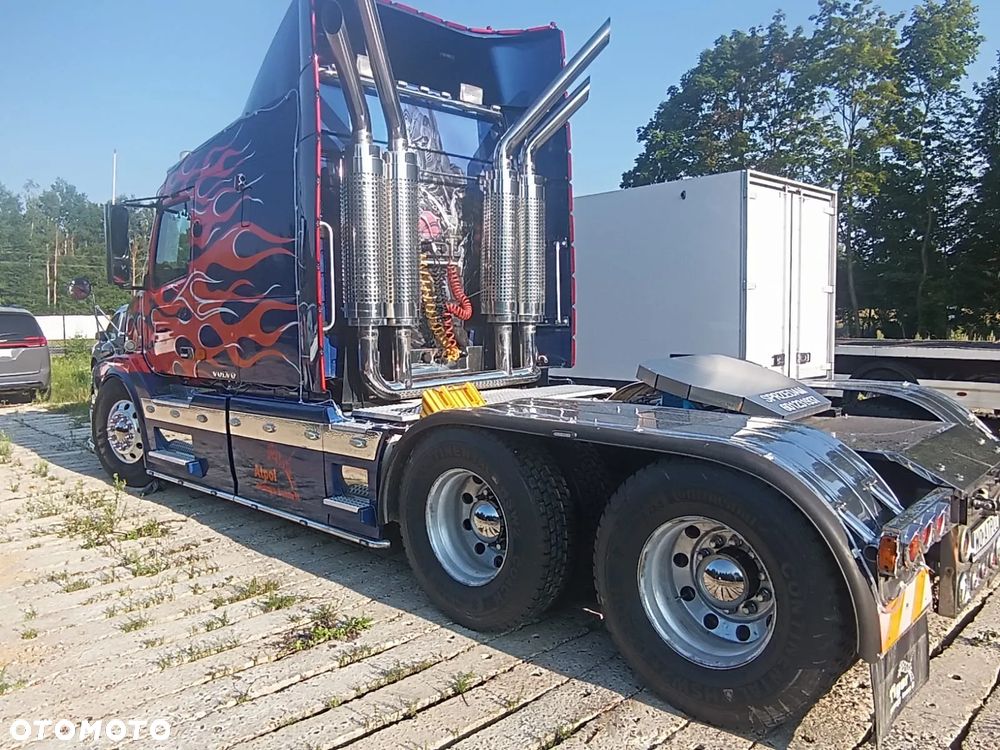 Volvo VNL 6x4 - 4
