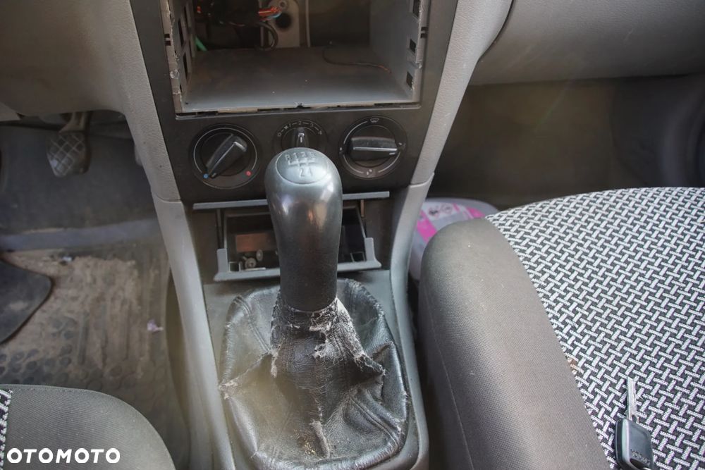 Auto na części - Skoda Octavia I 1.8 T 150 KM AGU ECW L97A 1999R Silnik Skrzynia Drzwi Maska Błotnik Zderzak Lampa Lusterko Klamka Szyba Deska Kokpit Sterownik Moduł Czujnik Licznik Panel Kierownica - 13