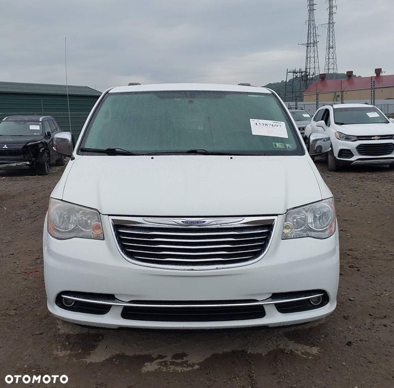 Chrysler Town & Country - 8
