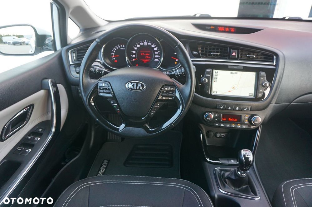Kia Ceed 1.6 GDI Dream Team Edition - 23