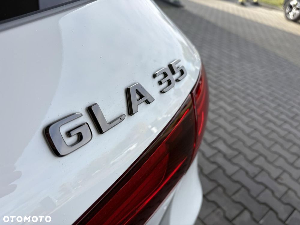 Mercedes-Benz GLA - 12