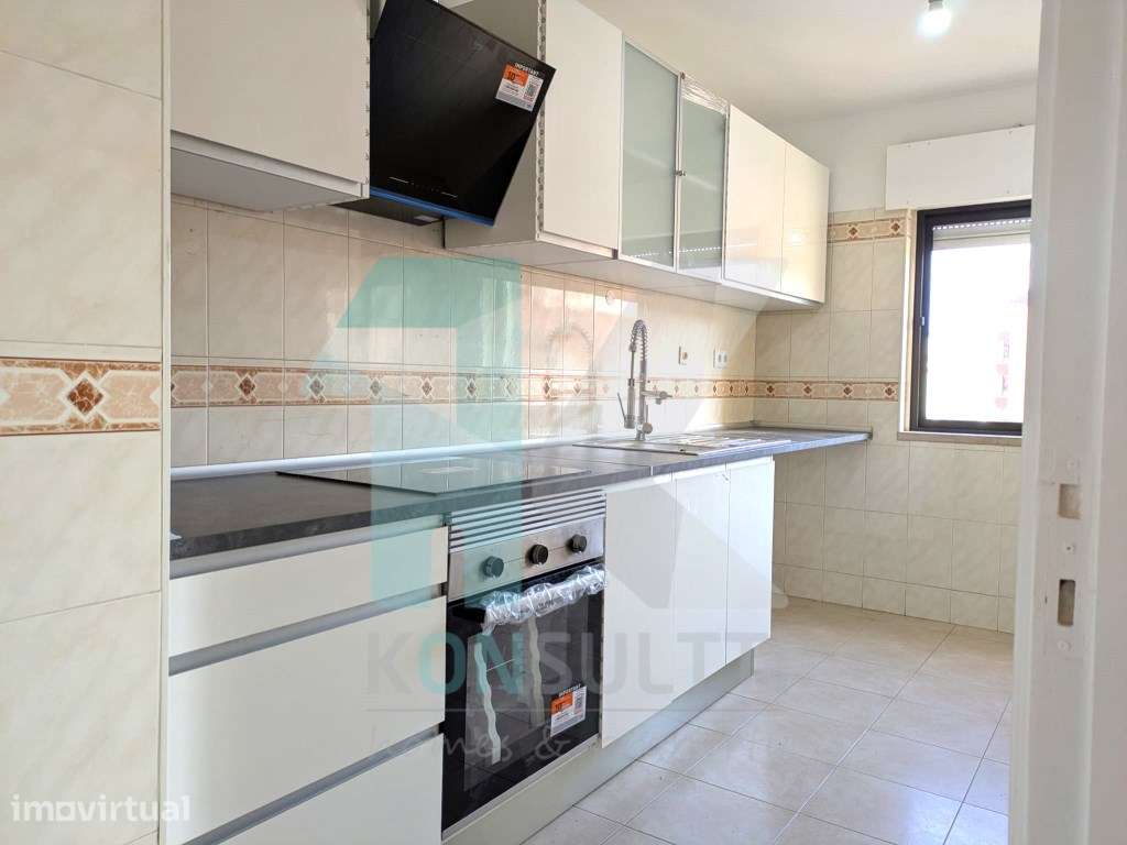 Apartamento T2 com boas áreas e vista desafogada - Tapada das Mercês - Grande imagem: 3/24