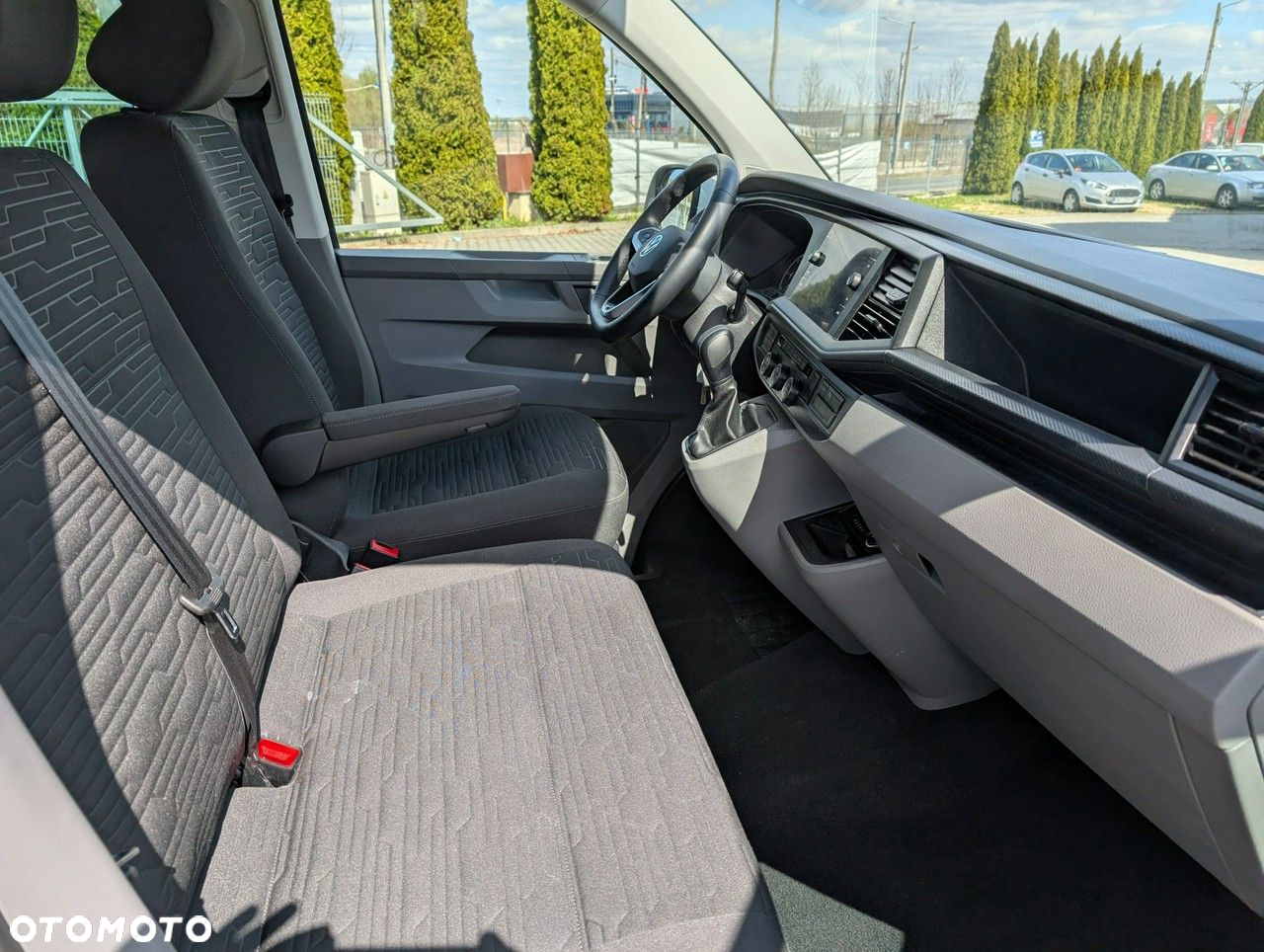 Volkswagen Caravelle - 10