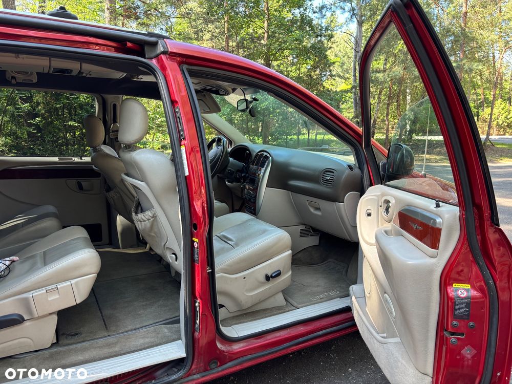 Chrysler Town & Country - 9
