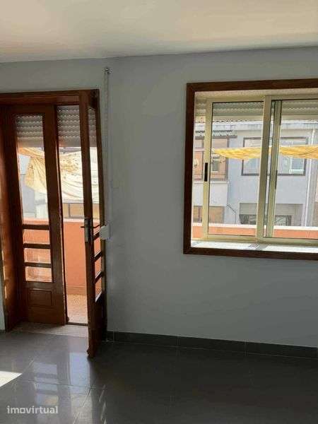 Alugo Apartamento T3 Costa Cabral - Grande imagem: 2/8