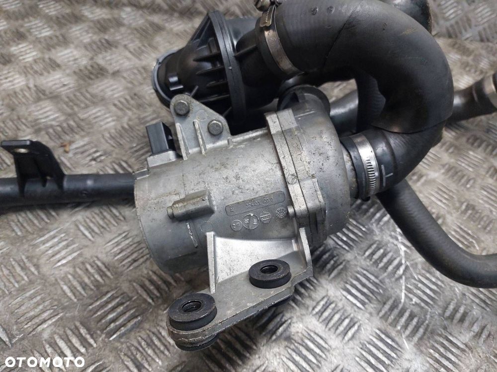 POMPA WODY ELEKTRYCZNA + OBUDOWA TERMOSTATU BMW E90 E91 318i 2.0 16V - 2