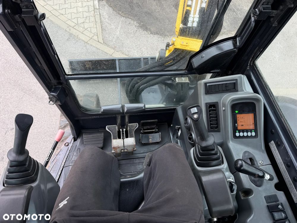 Yanmar VIO50-6A Koparka Gąsienicowa 5 ton jak Nowa z Salonu 2018 rok. 1900 mtg. Szybko-złącze. Łyżka uchylna Hydraulicznie. 3 łyżki Oryginalne skandynawskiego typu. Yanmar silnik 4 cylindry! Maszyna z Norwegii. DEKRA 2026rok AKTUALNA! Dokumentacja! Pompa ON. ani deka luzów i wycieków! OKAZJA Linia Hydr. Plus. Długie ramię PLUS. Oświetlenie LED. Gąski bardzo ładne. Wielka Okazja! Pełne sterowanie z dżojstików!! - 38