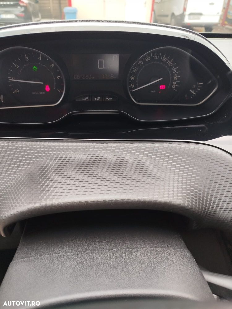 Peugeot 2008 1.2 PureTech Turbo EAT6 S&S Allure - 21