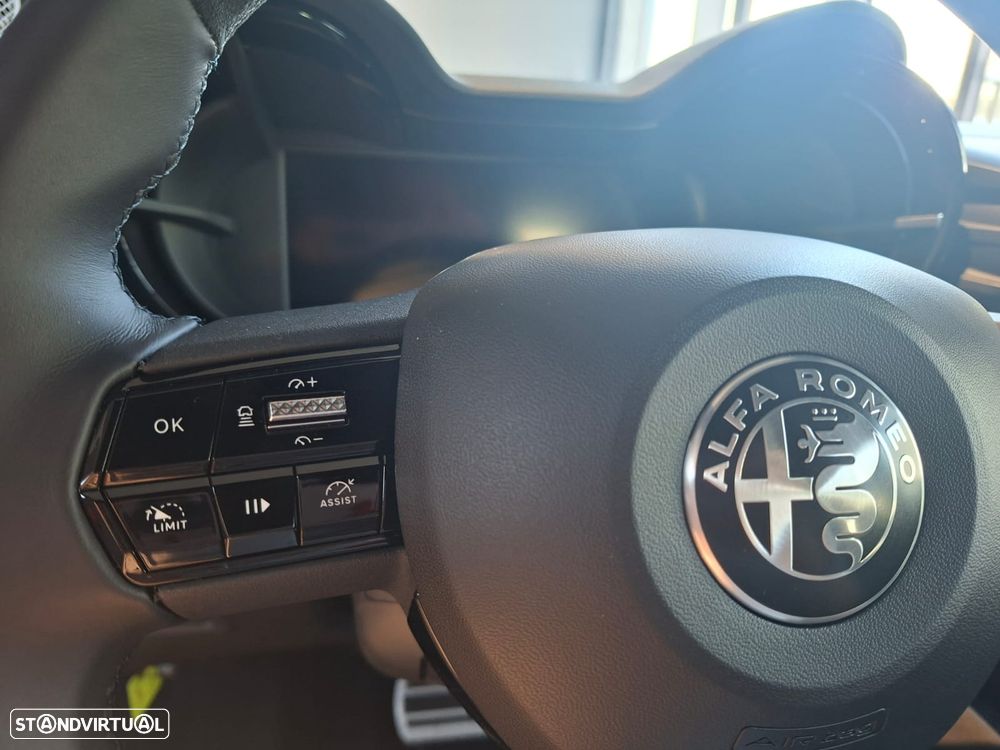 Alfa Romeo Junior Elletrica 50 kWh Veloce - 9