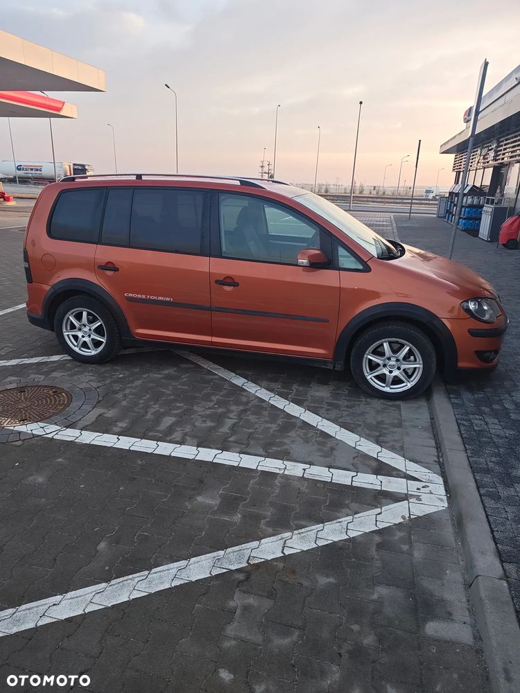 Volkswagen Touran 2.0 TDI DPF Cross - 9