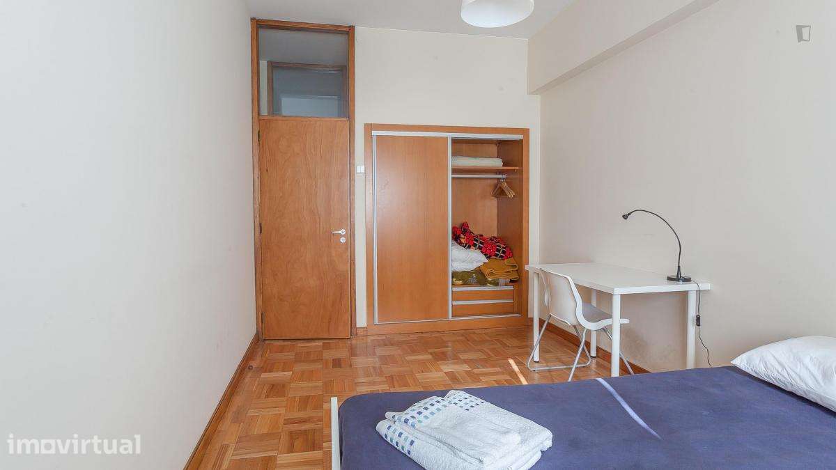 Quarto - localizado em Santo Ildefonso Porto - Grande imagem: 2/42