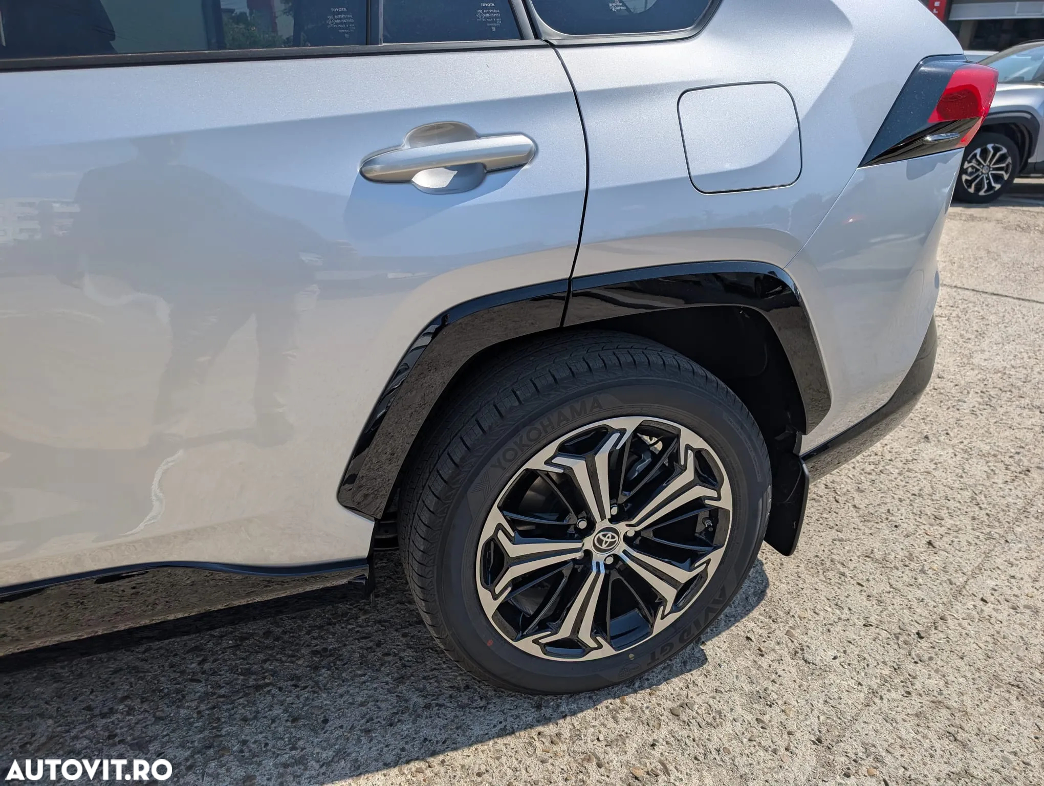 Toyota RAV4 2.5 PHEV VVT-iE 4x4 Style Bi-Tone - 11
