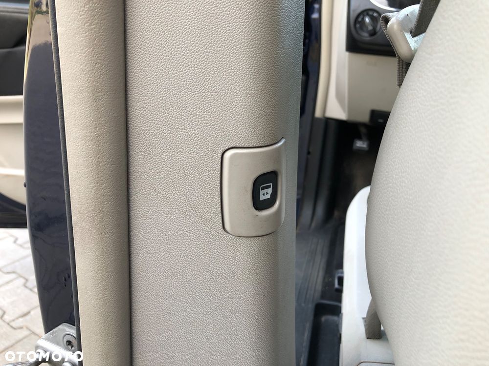 Chrysler Town & Country - 16