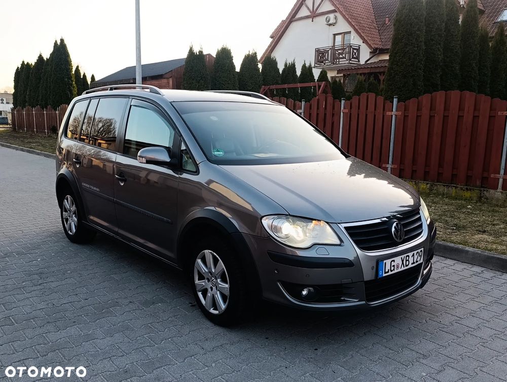 Volkswagen Touran 2.0 TDI DPF DSG Cross - 4