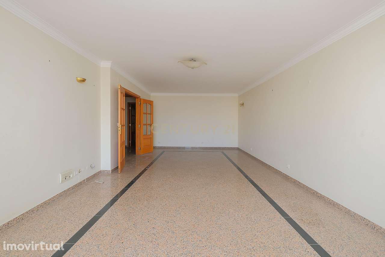 Apartamento T3 luminoso na Parede com varandas, garagem e arrecadação - Grande imagem: 5/33