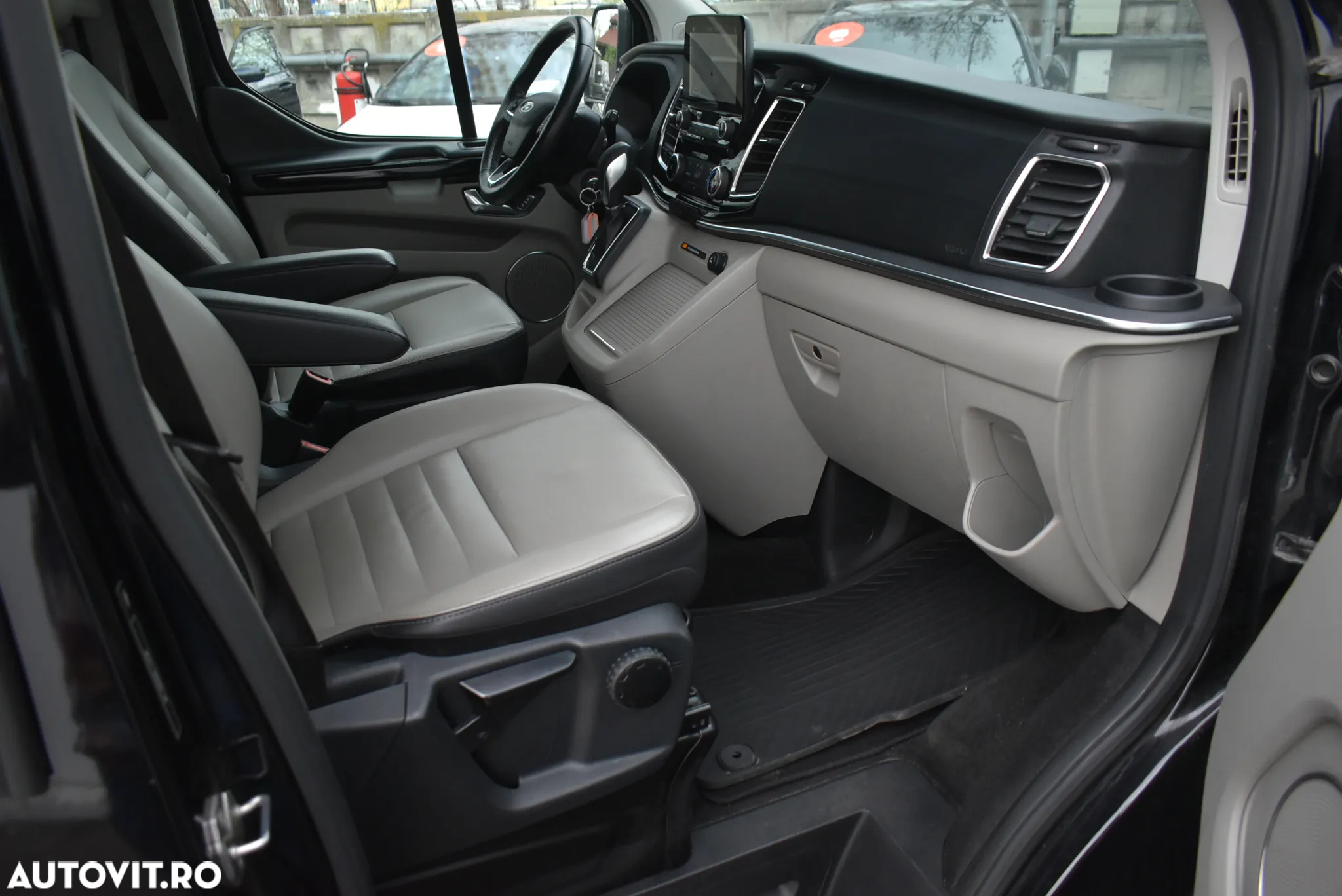 Ford Tourneo Custom Bus 320 2.0 EcoBlue 170 CP L2H1 Titanium Aut. - 8