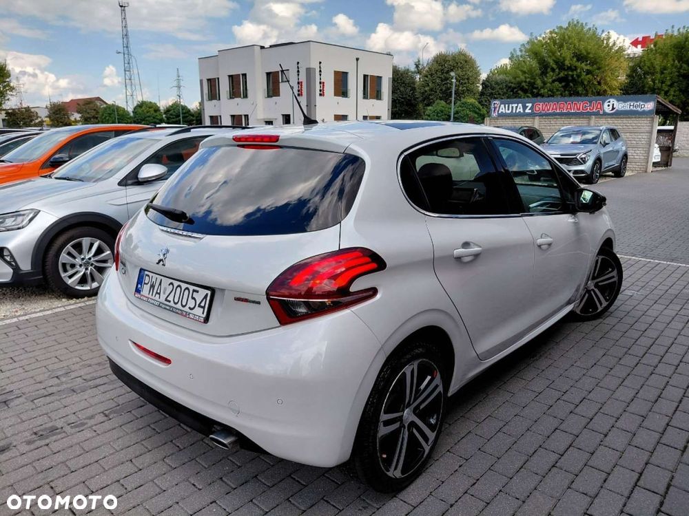 Peugeot 208 - 8