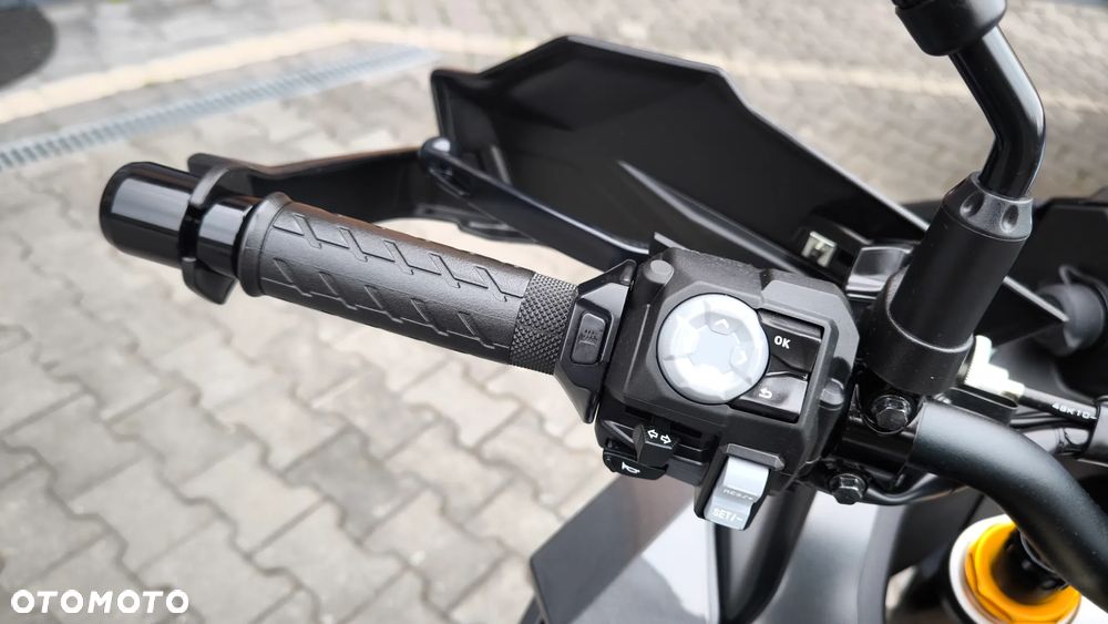 Suzuki GSX 1000 - 11