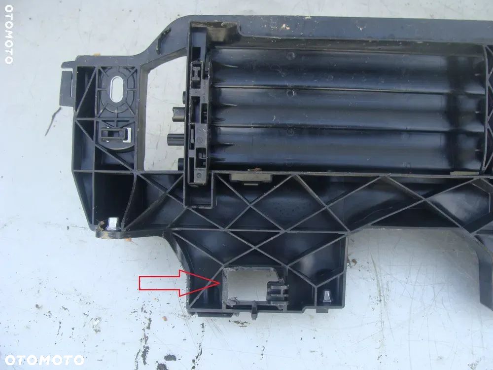 AUDI E-TRON KIEROWNICA POWIETRZA ŻALUZJA  4KE807771 4KE890067B - 2