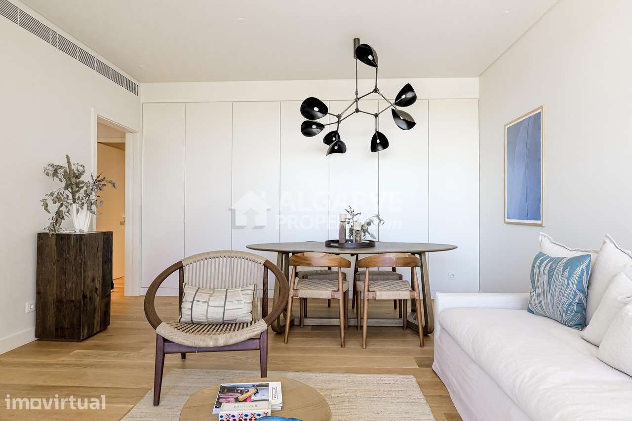 Luxuoso apartamento T2 novo em frente à Praia de Quarteira, Algarve - Grande imagem: 2/27