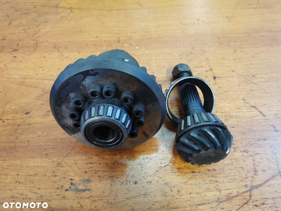 wałek atakujący koło talerzowe mechanizm różnicowy ZF APL 2025 John Deere (AT167126) - 3
