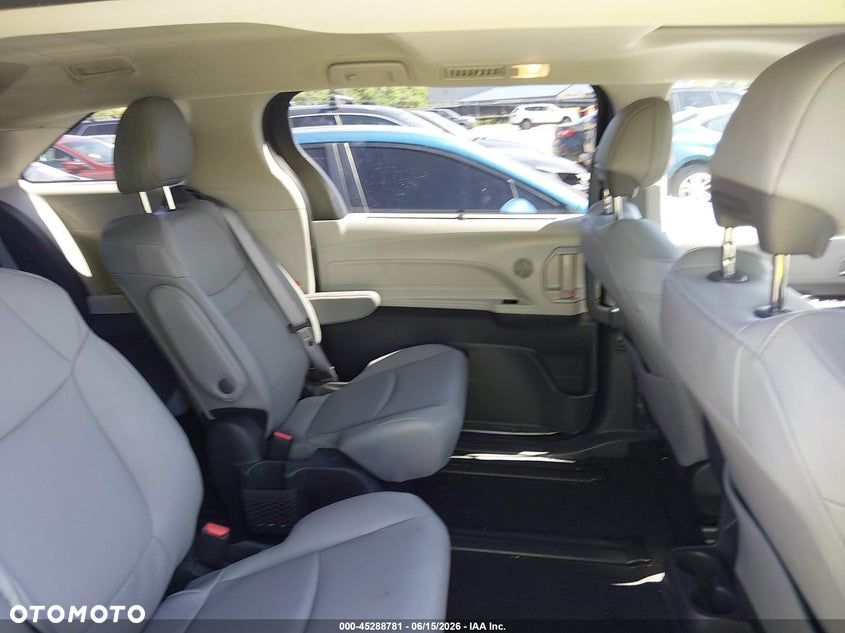 Toyota Sienna - 10