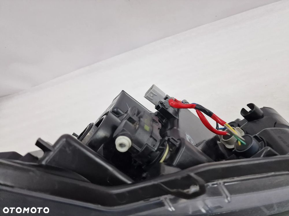 TOYOTA YARIS III 3 LIFT 14- PRAWA LAMPA PRZEDNIA PRZÓD SOCZEWKA , NR KOITO 0D-160 , NR AUKCJI LA276 - 11