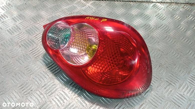 LAMPA PRAWA TYLNA TOYOTA AYGO - 1