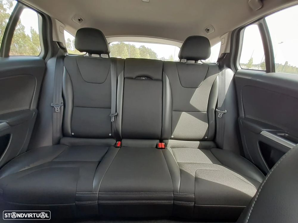 Volvo V60 2.4 D6 Momentum AWD Phev - 9
