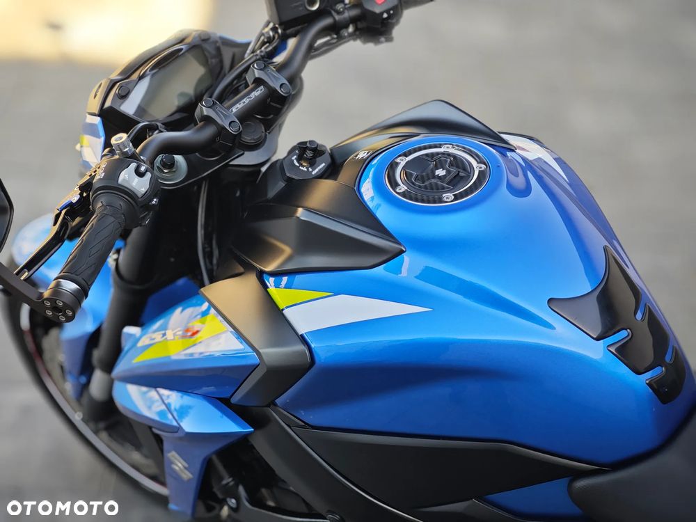 Suzuki GSX - 22