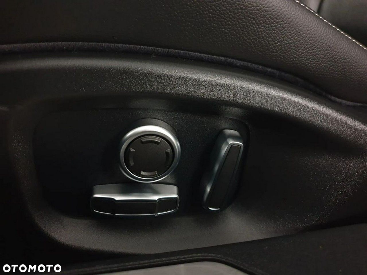 Jaguar XE 2.0 D180 R-Dynamic SE - 32