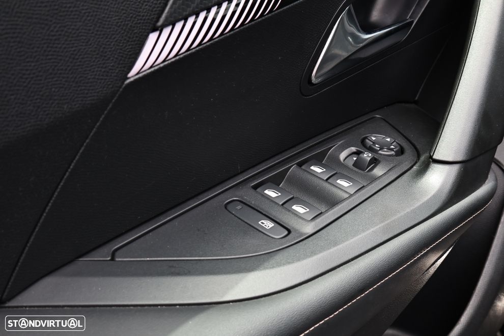 Peugeot 2008 1.2 Hybrid Allure e-DCS6 - 16
