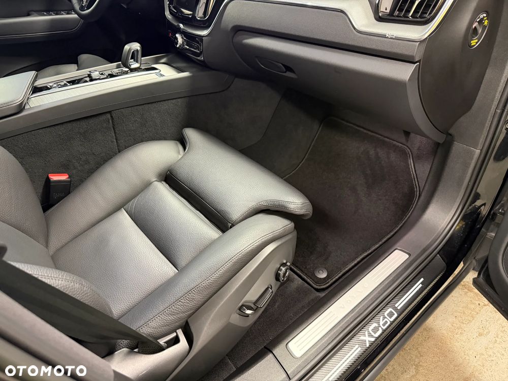 Volvo XC 60 B4 D AWD Geartronic Momentum Pro - 26