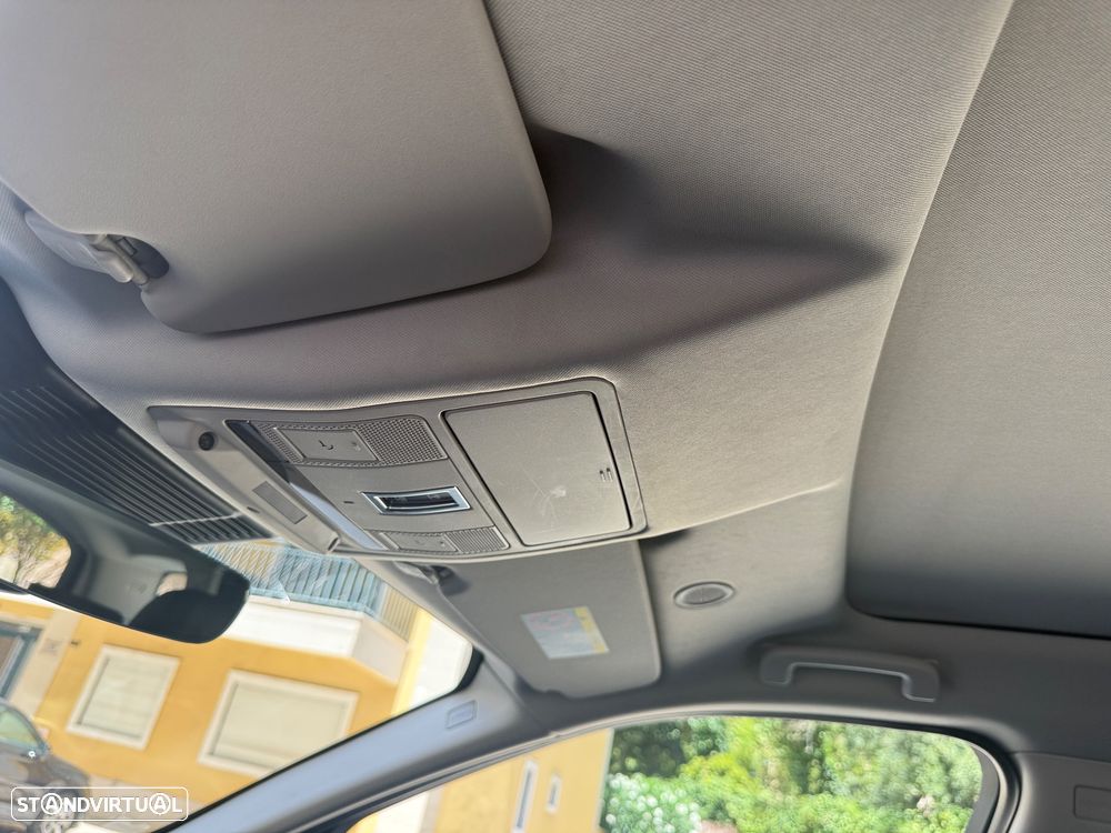 Land Rover Discovery Sport P300e - 29
