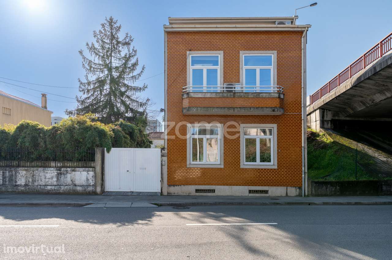 Moradia independente T8 | Espaço Exterior e Versatilidade | Porto - Grande imagem: 3/48