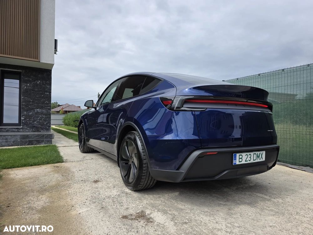 Tesla Model Y Long Range RWD Premium - 1