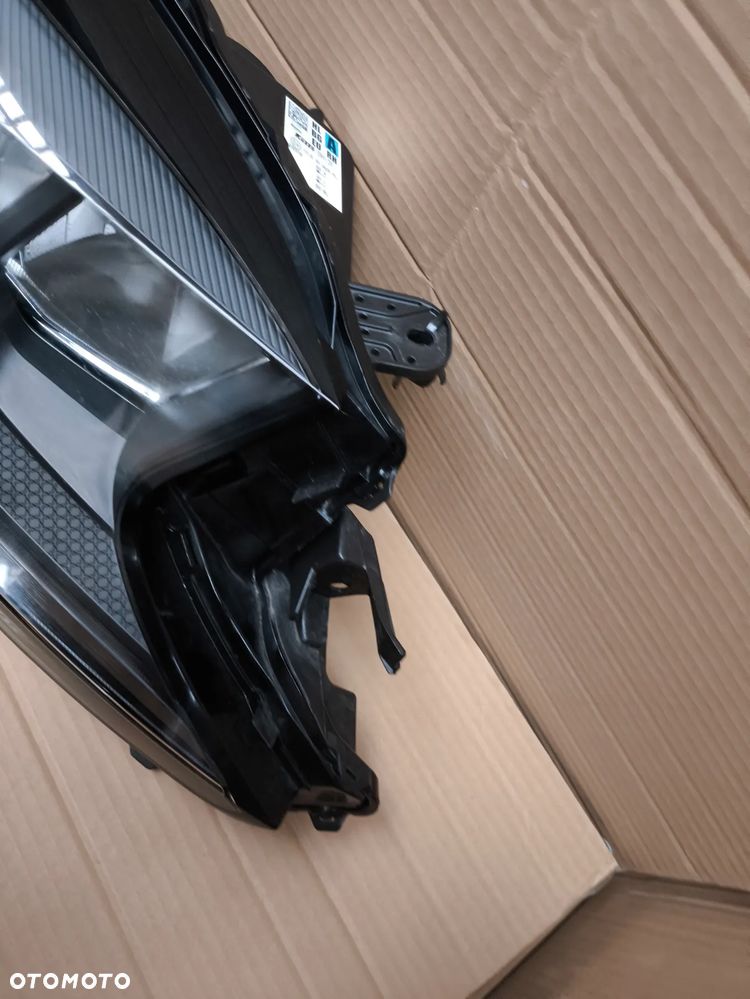 TOYOTA AYGO X LAMPA PRZEDNIA PRAWA EUROPA - 5