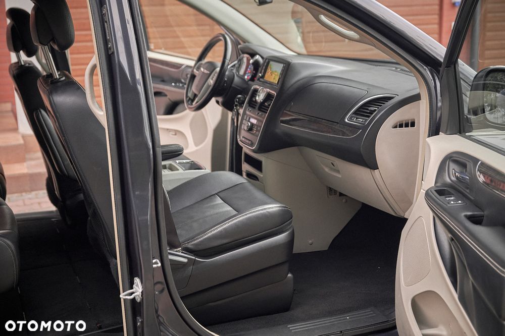 Chrysler Town & Country 3.6 Limited - 25